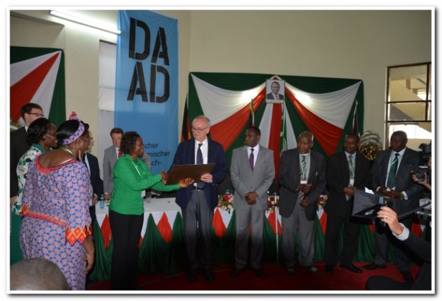 daad director receiving the plague for official handing over to the new centre